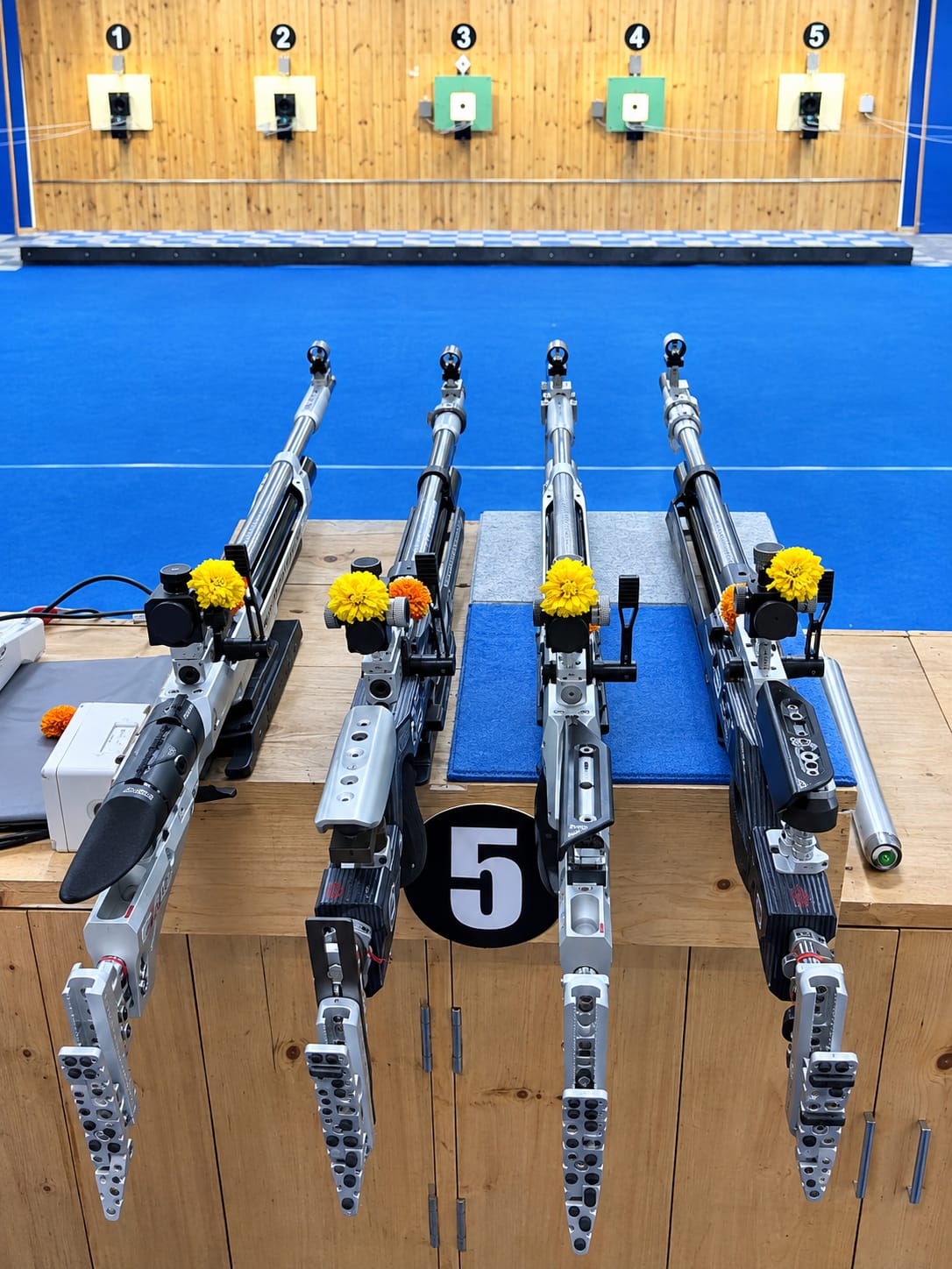 Air rifles on the shooting bench with SIUS targets